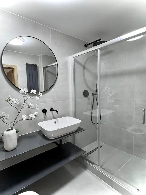 New Modern Large Apartment In New Town 3Bdr Prag